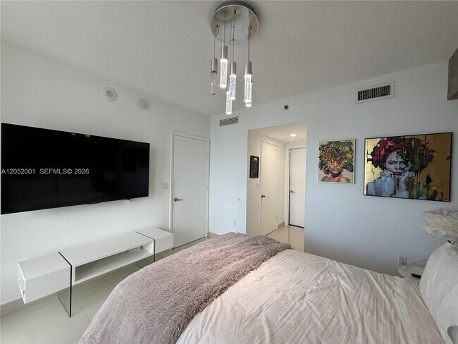 Building Photo - 475 Brickell Ave