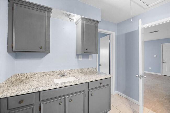 Building Photo - 20339 Pin Oak Loop