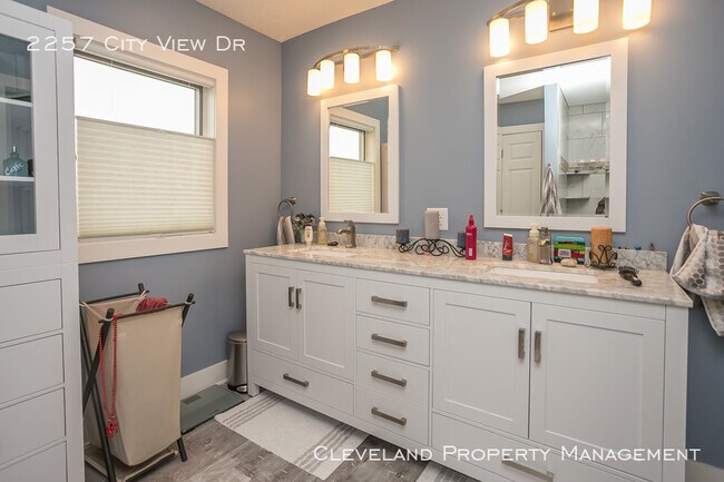 Building Photo - Stylish Tremont Townhome!