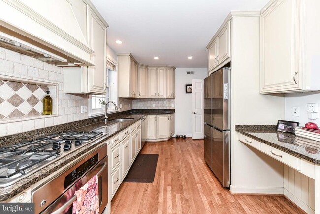 Building Photo - 3061 N Oakland St