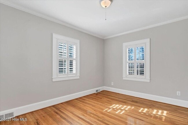 Building Photo - 300 Dogwood Ln