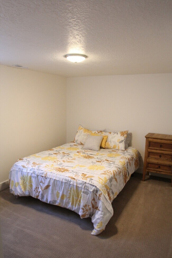 Building Photo - Beautiful Large Home in the Avenues