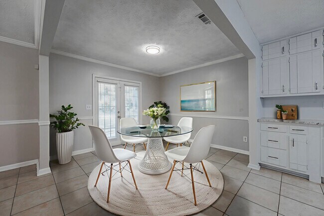 Building Photo - Cozy 3-Bedroom Rental with Fireplace & Mod...