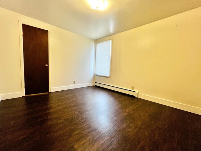 Building Photo - Robertson1001 (KC-JF-NB)