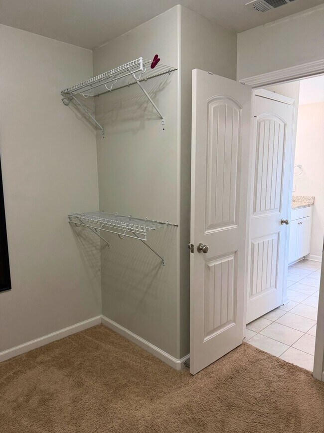 Building Photo - Spacious 5-bedroom, 3-bath home featuring two additional flex rooms!