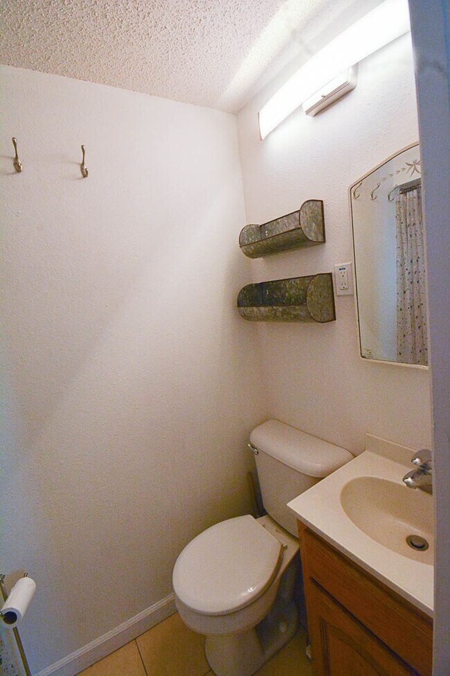 Building Photo - Cozy 2 Bedroom SE Rochester Home with Incredible Yard!