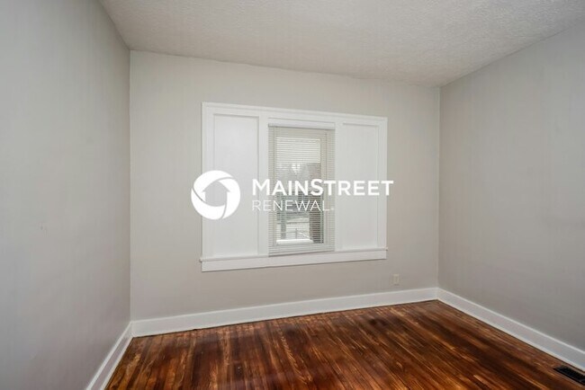 Building Photo - 4 Bedroom Pet-Friendly Home in Louisville, KY with Main Street Renewal