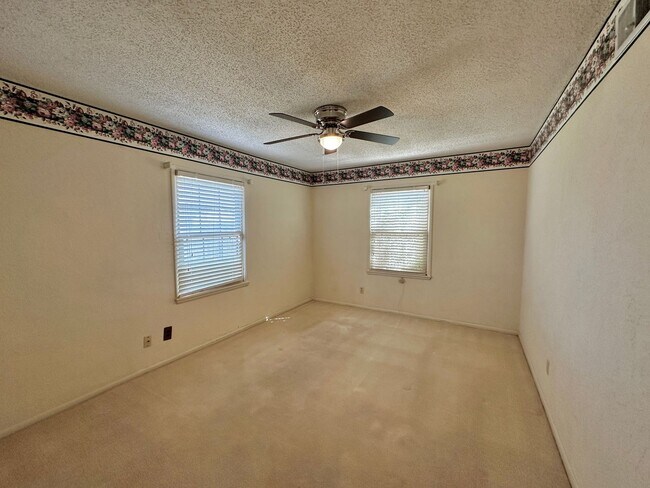 Building Photo - 3 Bedroom