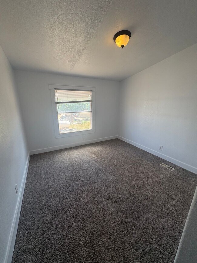 Building Photo - 3 bedroom 2 bath in Highland Terrace