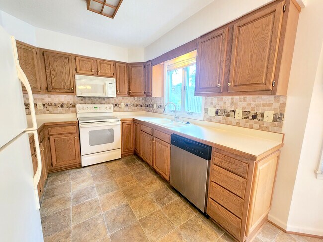 Building Photo - 9 Wisteria Ln