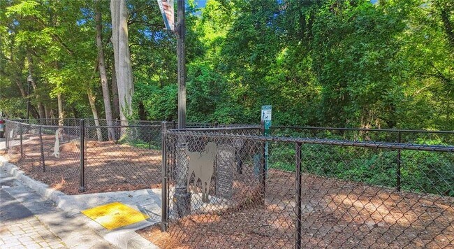 Building Photo - 2910 Clairmont Rd