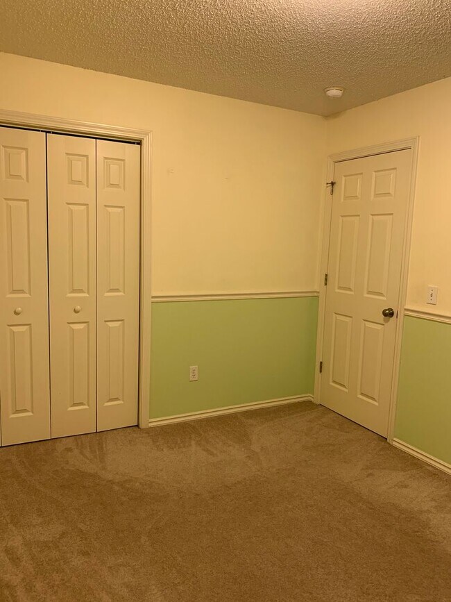 Building Photo - 1612 Cresent St