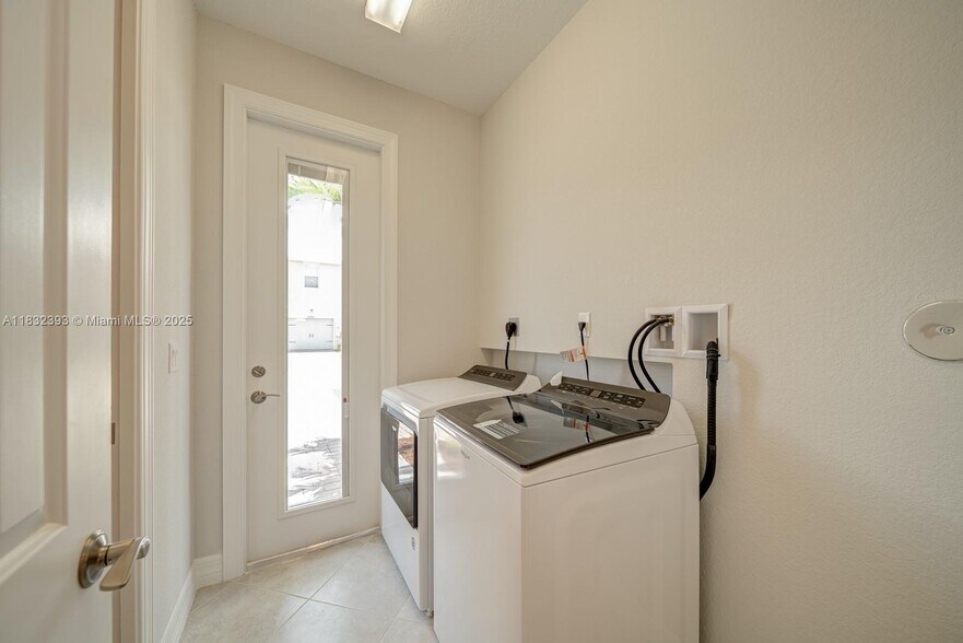 Building Photo - 1280 Eucalyptus Dr