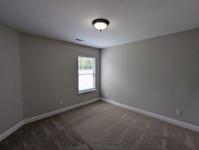 Building Photo - 4BR Main Floor Master, Huntersville