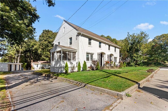 Building Photo - 476 Providence St