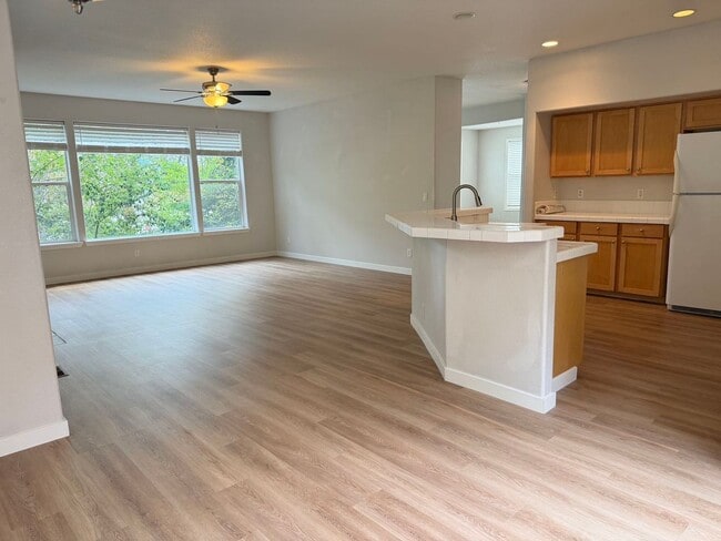 Building Photo - single house