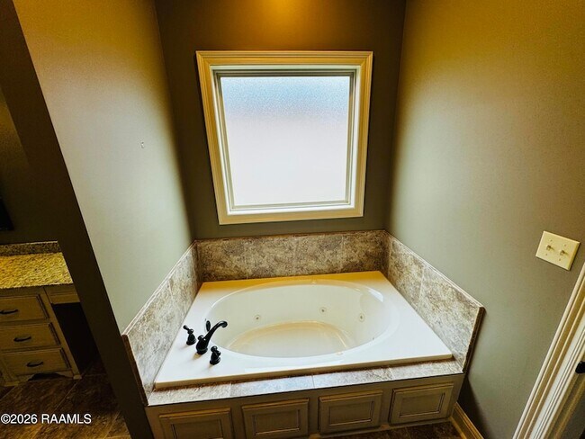 Building Photo - 106 Shadow Springs Dr