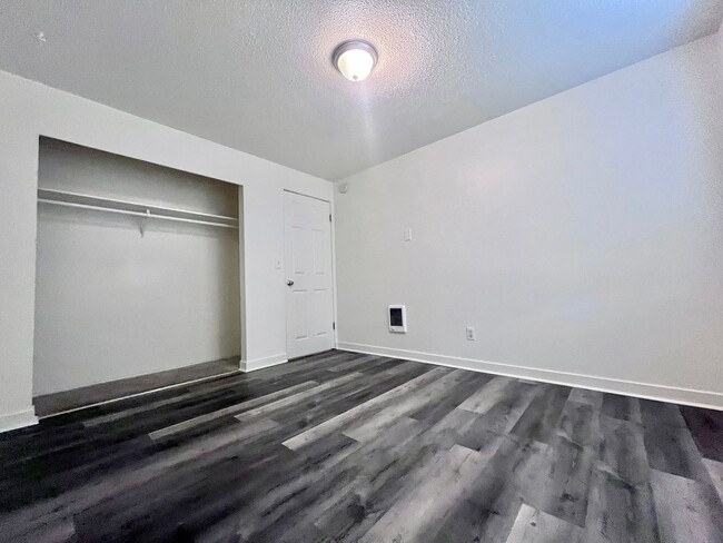 Building Photo - BRIGHT AND CLEAN GRESHAM TRIPLEX!! UPGRADE...