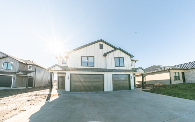Building Photo - 374 SE 95th Rd