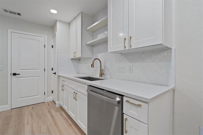 Building Photo - 304 Skyloop Dr
