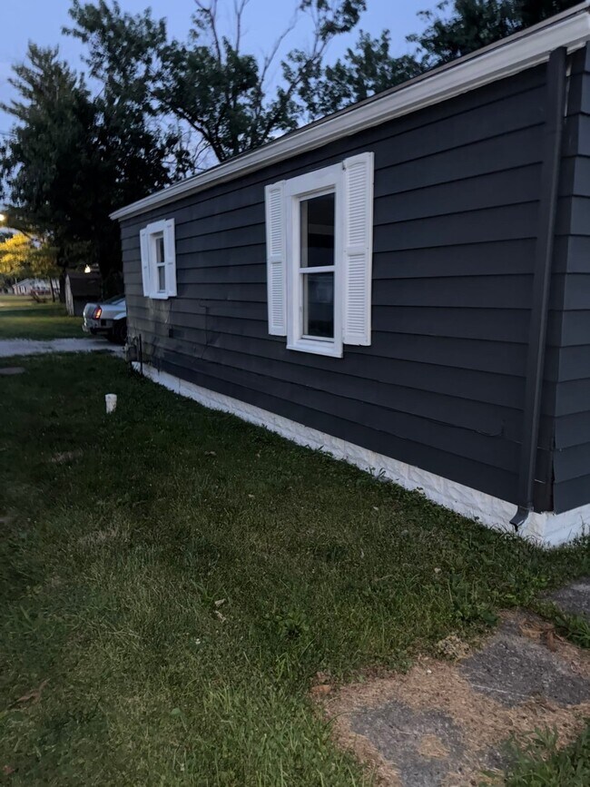 Building Photo - 1180 N Summit Ave