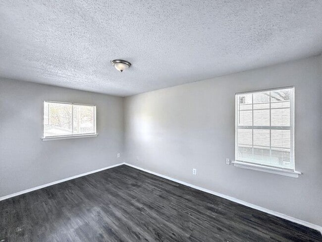Building Photo - 2115 Bennett Ave