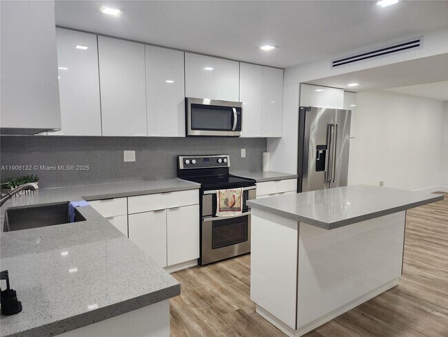 Building Photo - 2750 W 76th St