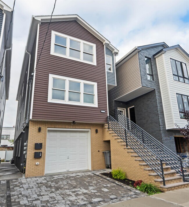 Building Photo - 277 Pearsall Ave