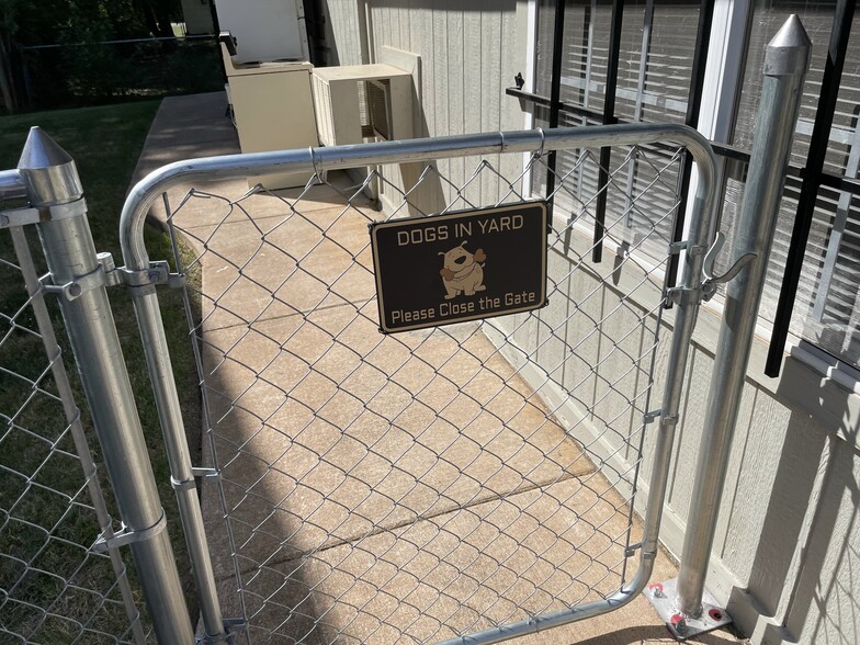 Building Photo - 1502 NW Kingsbury Ave