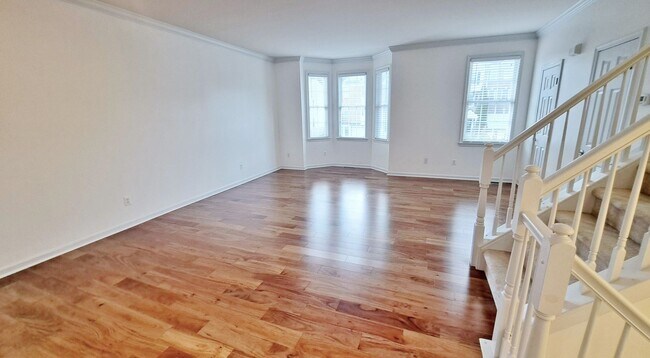Building Photo - 3 Bed / 2-1/2 Bath Single Family Townhome with 1-Car Garage