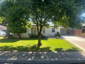 Building Photo - College Neighborhood Charmer!