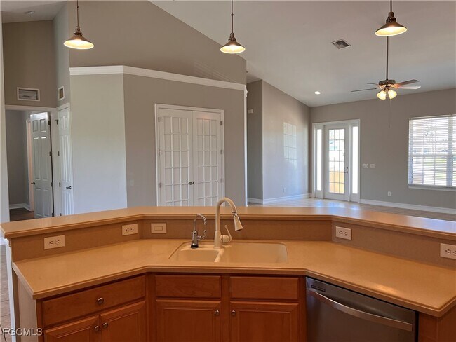 Building Photo - 1521 SW 22nd Pl