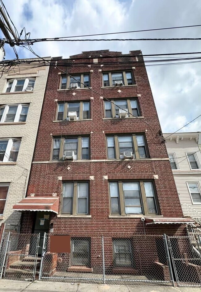 Building Photo - 76 Romaine Ave