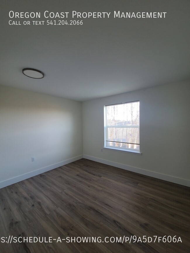 Building Photo - 1135 SE Oar Ave