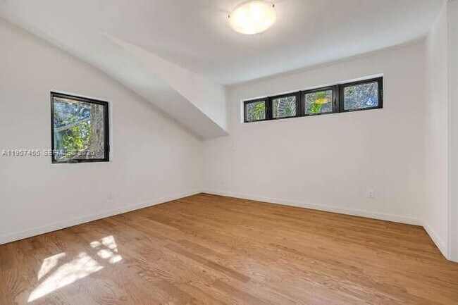 Building Photo - 2330 Overbrook St