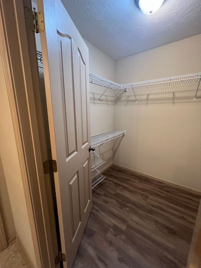 Building Photo - 2 bedroom/2 bath townhouse with 2 car garage