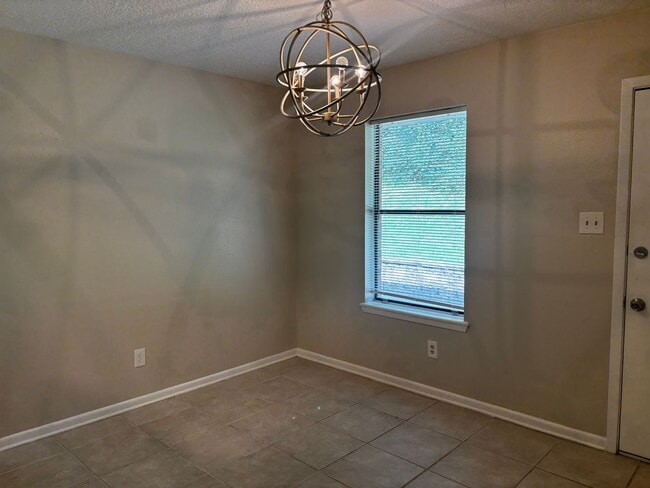 Building Photo - 2 bedroom 2 bath