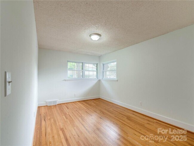 Building Photo - 1422 Holmes Dr