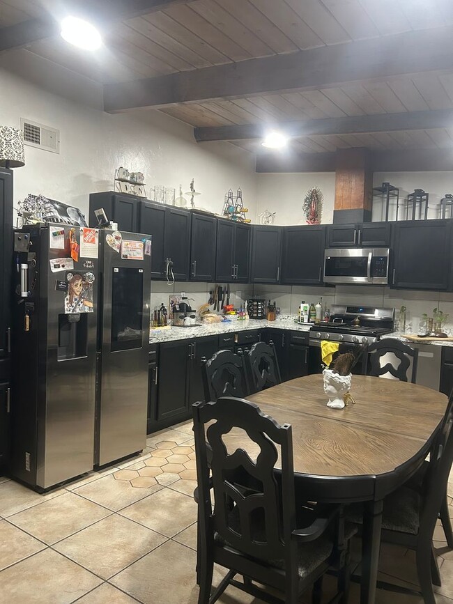 Building Photo - 2 Bed / 2 Bath Unit with Yard & Parking – El Cajon