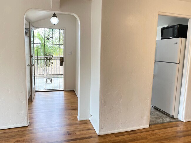 Building Photo - CHARMING Craftmans-Style Upstairs One Bedr...