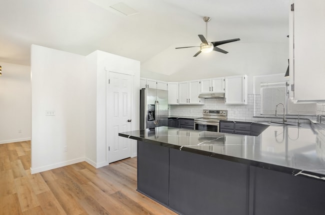 Building Photo - Modern 5 Bedroom Home with 3Car Garage in Sandy Neighborhood