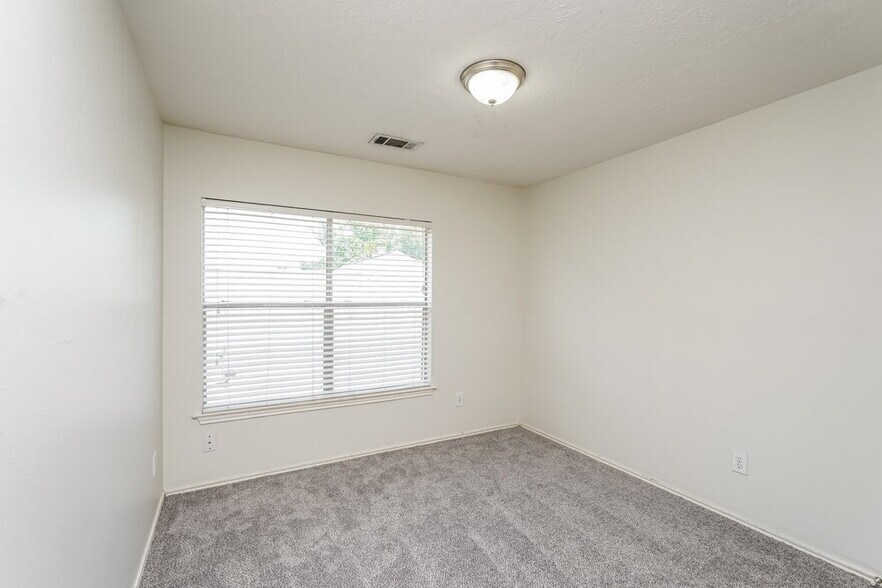 Building Photo - 17902 Scenic Oaks Dr