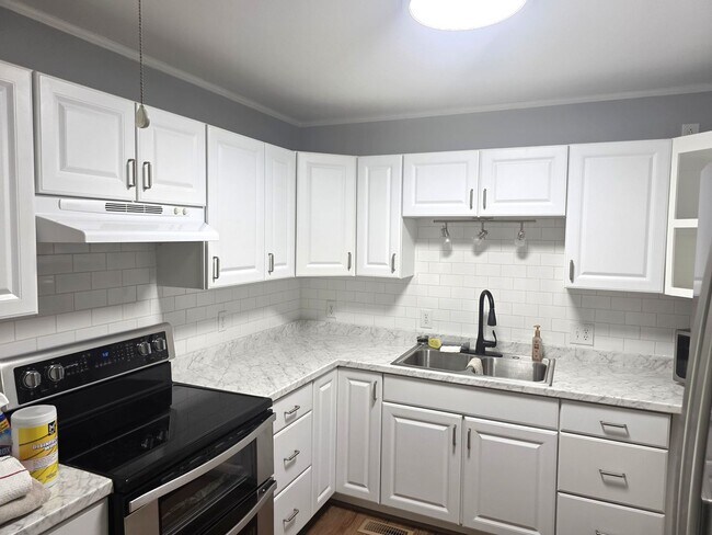 Building Photo - 118 Forest Oaks Dr