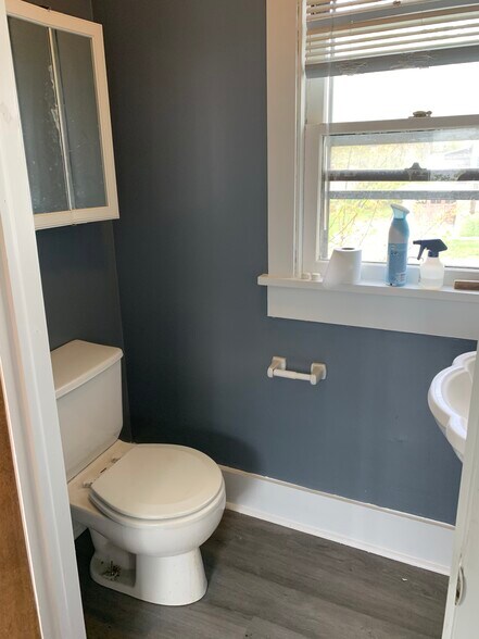 Building Photo - 704 S Depeyster St