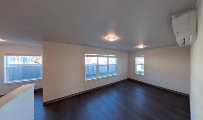 Building Photo - 900 N Oak Harbor St