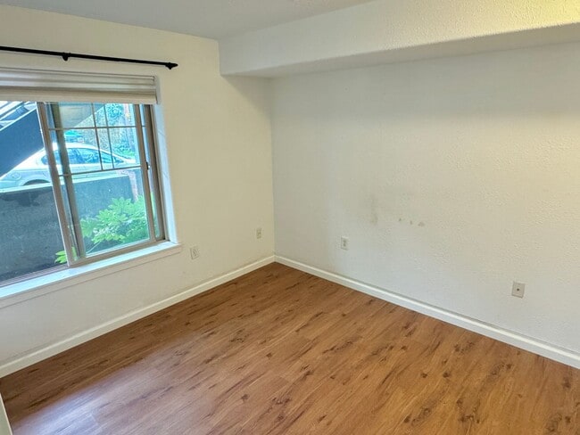 Building Photo - Gateway Ground Floor Corner Unit Condo with Laminate H/W's, A/C, Assigned Parking, Laundry In-Unit