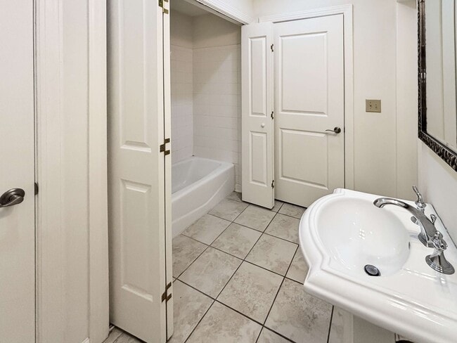 Building Photo - A 2 BR Lifestyle of Luxury at One Vinings Mountain!