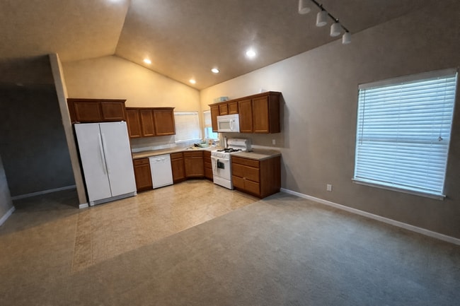 Building Photo - Charming 3-Bedroom Home in NE Bend, Oregon - PENDING APPLICATION