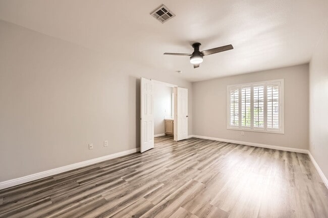 Building Photo - Beautiful and Nicely Remodeled Henderson Townhome!