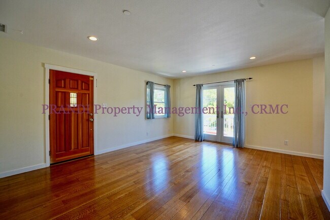 Building Photo - Sun Valley Duplex with Garage and Great La...